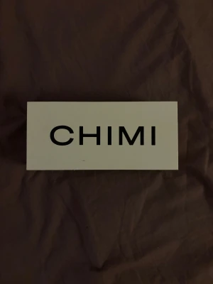 CHIMI solglasögon 04 grey - Säljer dessa HELT oanvända solglasögon från Chimi. Det är modell 04 och färgen är grå💕köptes sommaren 2022 för 1400kr💖original förpackning följer med! Priset kan alltid diskuteras:)