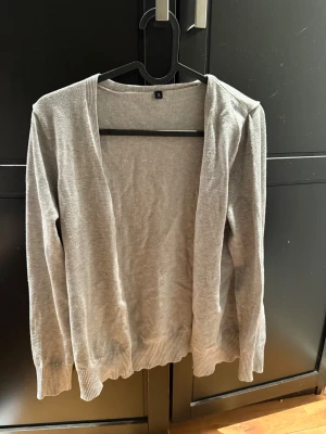 Ljusgrå kofta i mjuk bomull - Fin och mysig stickad kofta säljes. Inte använd så mycket så i fint skick, stl S. 🥰