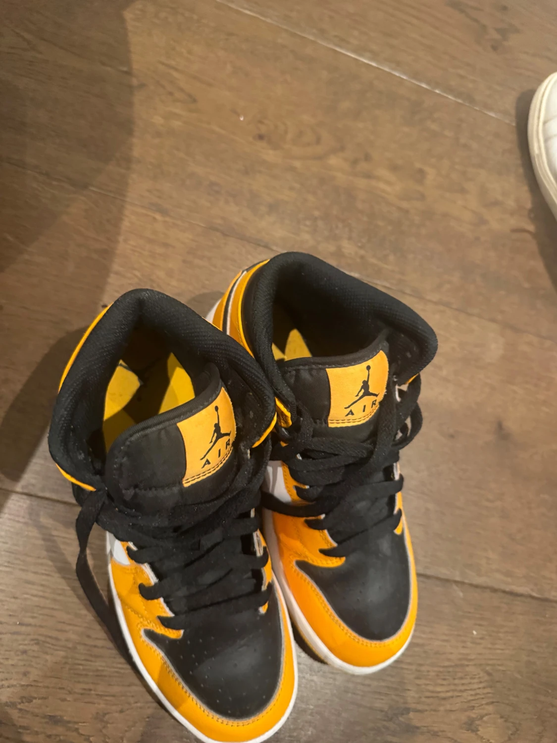 Nike Air Jordan 1 High svart/gul