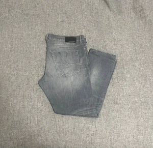 Diesel jeans med slutningar - Snygga dieseljeans med slitningar, anvönda men mycket fina, nya 1500-2000kr, slim, skriv vid funderingar