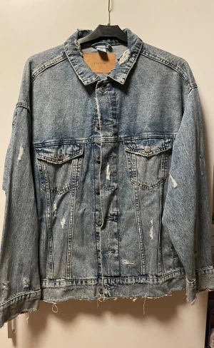 Jeansjacka  - En snygg jeansjacka av denim, aldrig använd! Skriv för mer info eller fler bilder, pris går att diskutera 