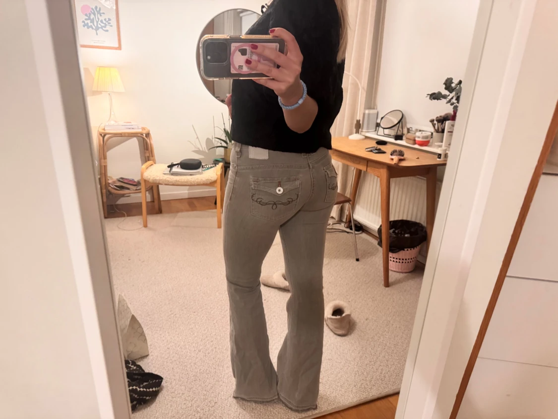 Grå bootcut jeans med broderi - 1