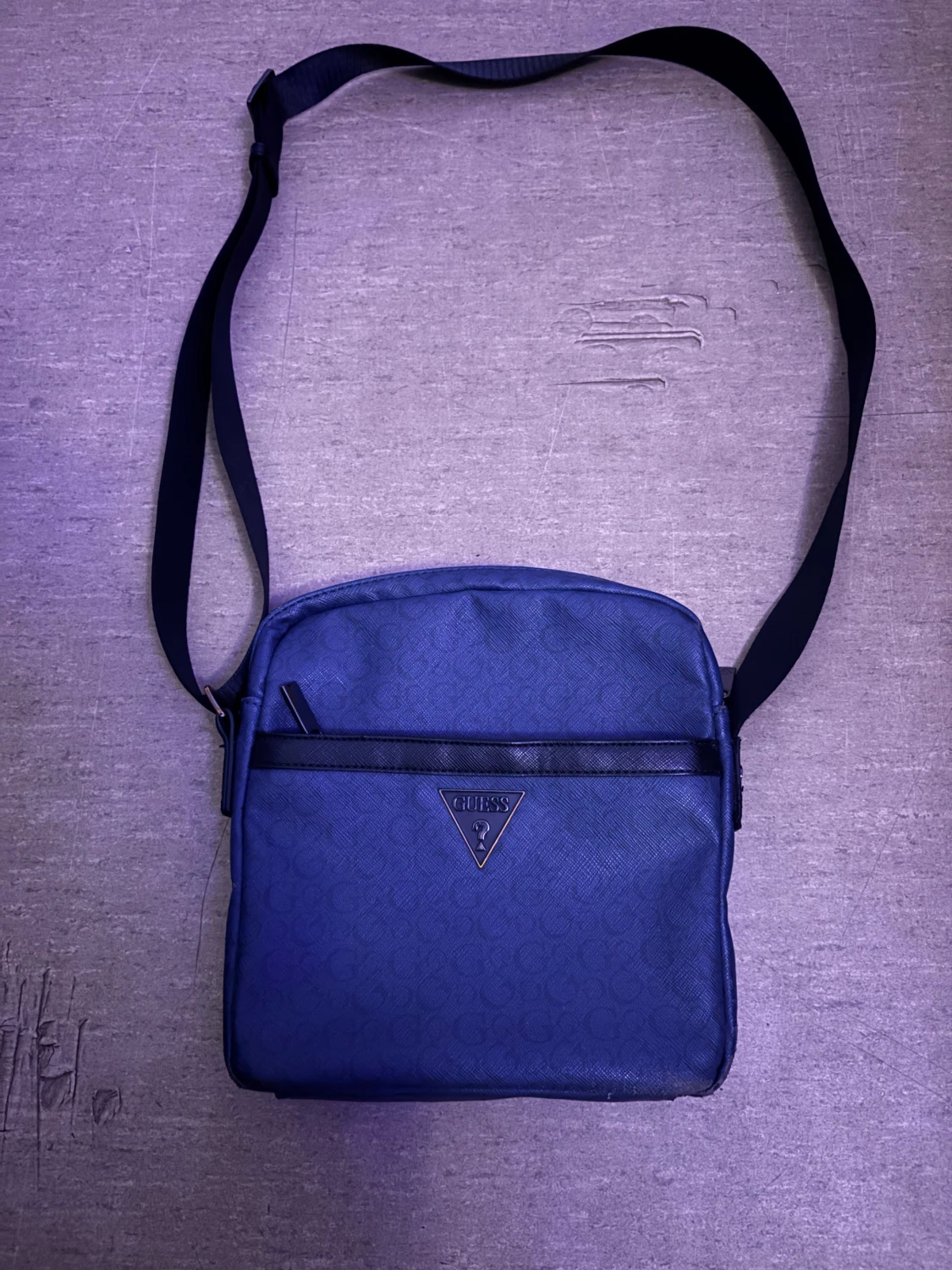 Blå axelväska från Guess ÄKTA
