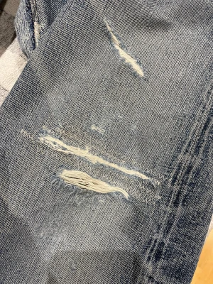 Fixar era kläder era kläder! - Hör av er ifall ni behöver hjälp med att laga era kläder! Kan fixa de mesta såsom hål, korta ner byxor byta ut dragkjedjor som har gått sönder. Bara att skicka ett meddelande så kommer vi överens om en bra deal! Möts upp inom Stockholms området men kan även frakta.