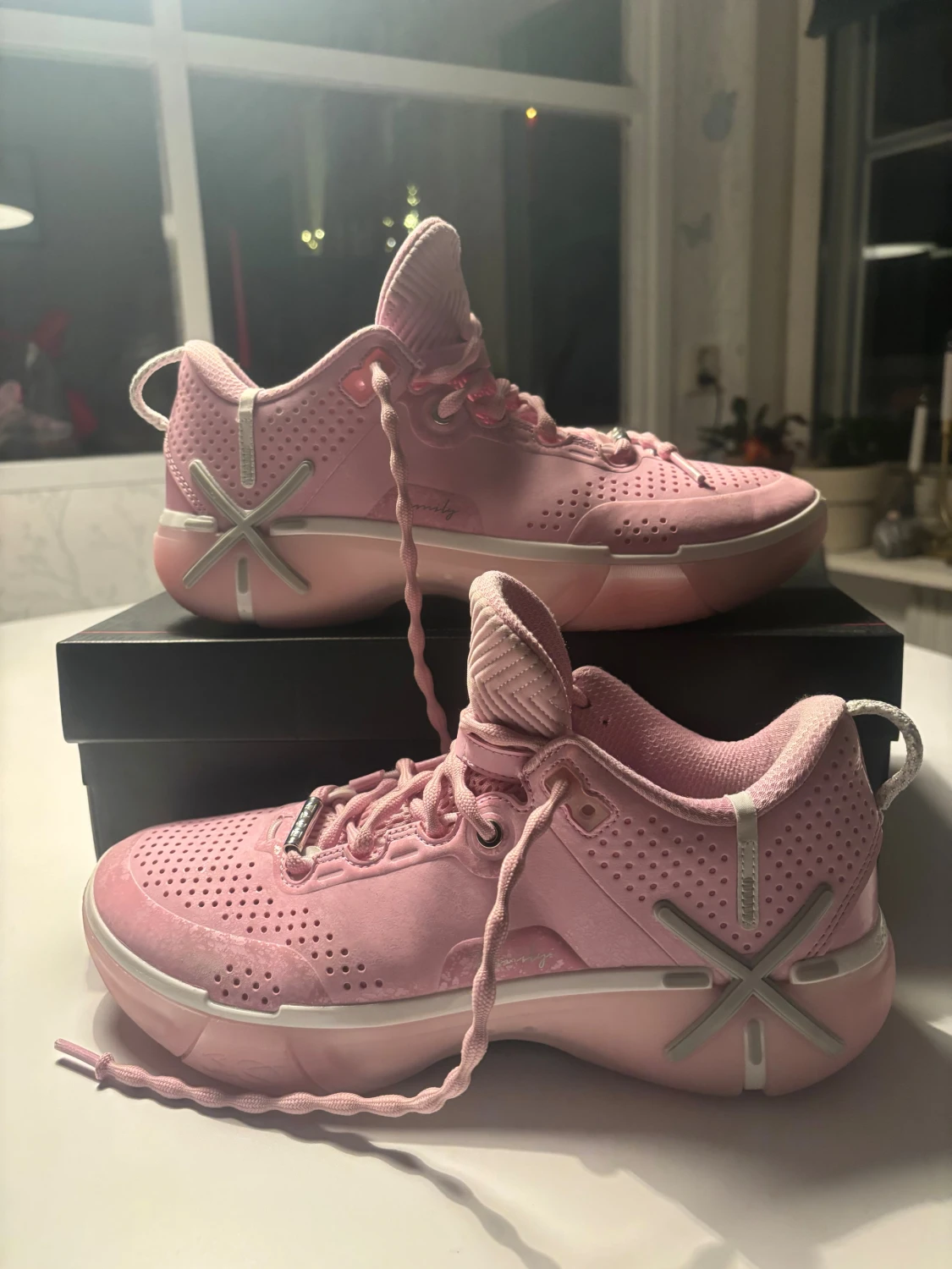 Rosa sneakers med perforerad design - 4