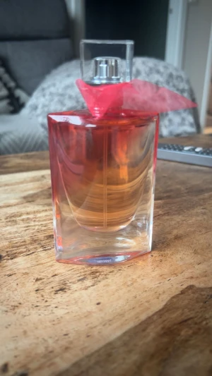 Elegant perfym ifrån Lancome  - Lamcome perfym la vie est belle rosé, helt oanvänd boxen finns oxå men gick ej lägga ut bild på den. Flaskan är den gamla modellen av perfymen, 50 ml ordinarie pris 1200