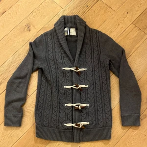 Stickad cardigan  - Fett cardigan som är stickad helt o använd perfekt till vintern o sommaren. Skick 10/10 Färg grå. Sällsynt pris 600 kan gå ner vid snabb affär
