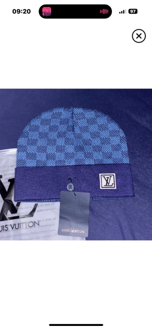 Lvmössa - Jättefin blå rutig mössa, passar perfekt inför vintern och modestil. Passar för både könen. Fraktas direkt efter köp och mössan är helt ny, one size 