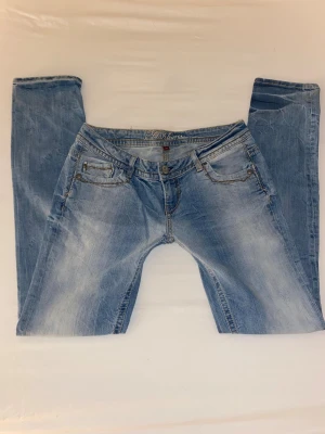 Ljusblå Fishbone jeans - Lågmidjade Fishbone jeans, strl 29 (skulle säga S/M, se mått). Mått: midjemått tvärs över 39 cm, Innerbenslängd 84 cm.