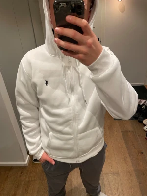 Ny‼️ Vit Polo Ralph Lauren Hoodie - En ny oanvänd Vit Polo Ralph Lauren Hoodie i storleken M tyvärr utan kvitto. Kontakta mig gärna vid frågor och kika gärna in på min profil för flera hög kvalitativa produkter‼️‼️