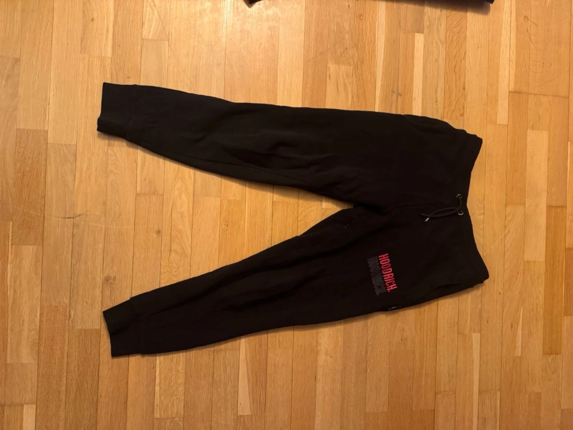 Svarta mjukisbyxor från Hoodrich M