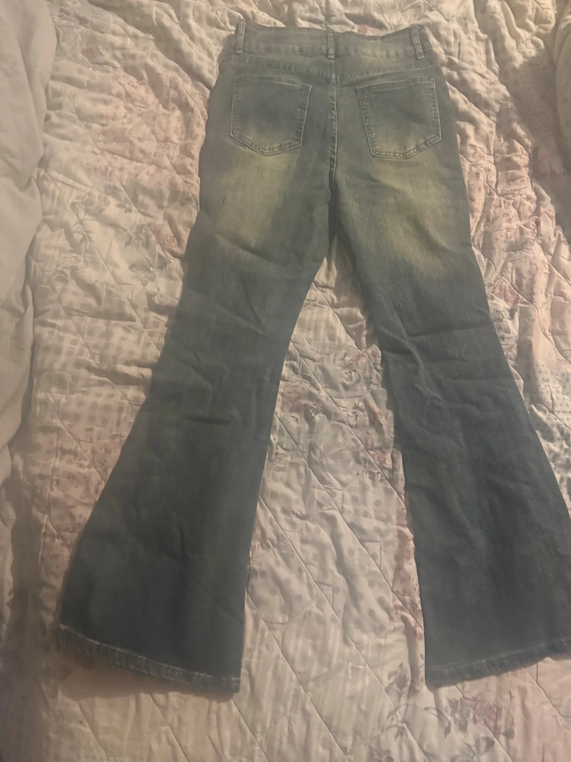 Blå bootcut jeans med slitningar - 4