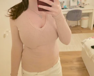 Ljus rosa v-ringad tröja från H&M - Säljer en ljus rosa v-ringad tröja från H&M i storlek S. Tröjan har långärmade smala ärmar och ribbade muddar vid ärmslut och nederkant. Materialet är mjukt och tunt. Enkel och stilren design som funkar till många olika looks.