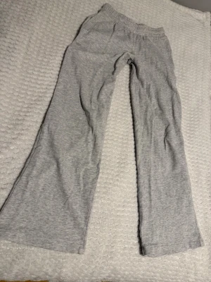 Low waist mjukisbyxor från Bik Bok XS - Lågmidjade grå mjukisbyxor från Bik Bok i storlek XS och i bra skick. Jättesnygga men för korta för mig💔 Innerbenslängd ca. 73cm