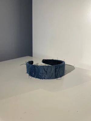 Diadem💙 - Ljusblått diadem av återvunna jeans med remsor, med silke inuti!💙 Diademet är ca 12 cm diameter🌟