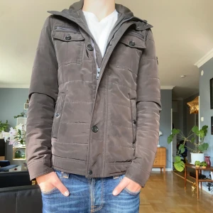 J.lindberg field jacket  - Säljer denna riktigt feta och populära field jackan som är perfekt till hösten och vintern med sin snygga bruna färg | Märke: J.Lindberg | Storlek: S | Skick: 9/10 saknar mitten knappen (se bild 5) | Material: 100% polyester | Skriv för frågor | Pris är diskuterbart |