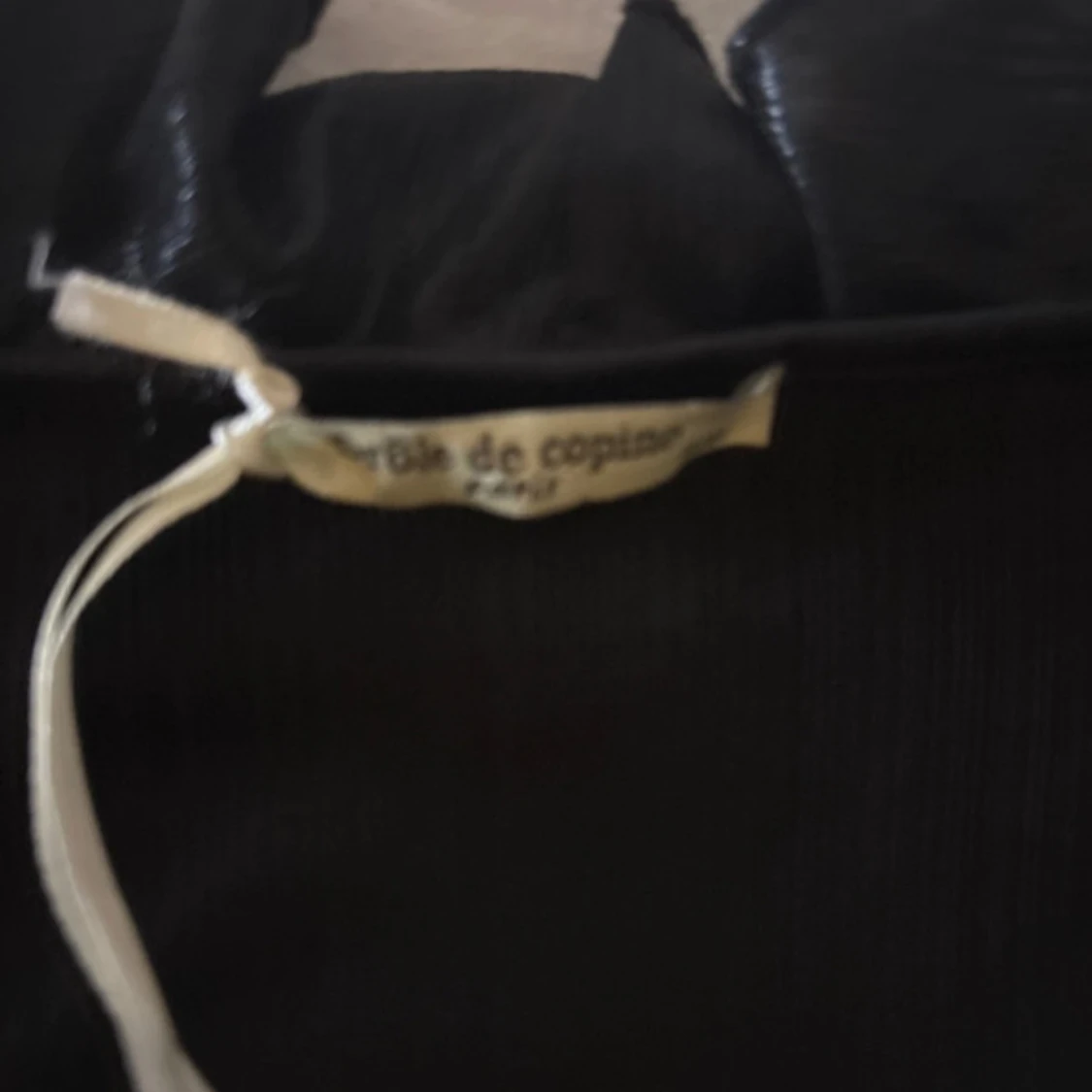 Svart omlottblus med volang från Soie de Copine - 1