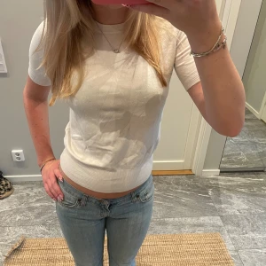 Vit tröja - Så skön tröja från Zara helt i nyskick🩷🩷🩷🩷🩷(skicka gärna prisförslag så kommer vi överens om nått)😇😇