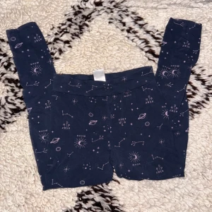 Mörkblå med lila detaljer pjamas byxor - Mörkblå med lila detaljer pjamas byxor. Storlek: xs