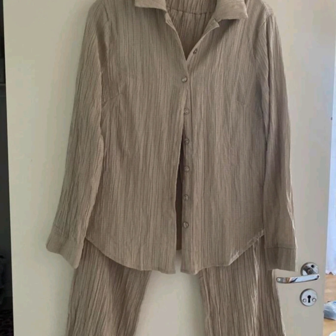 Beige skjorta i krinklad bomull - 2