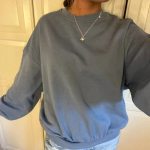 Sweatshirt  - Säljer denna blå grå sweatshirten från weekday!