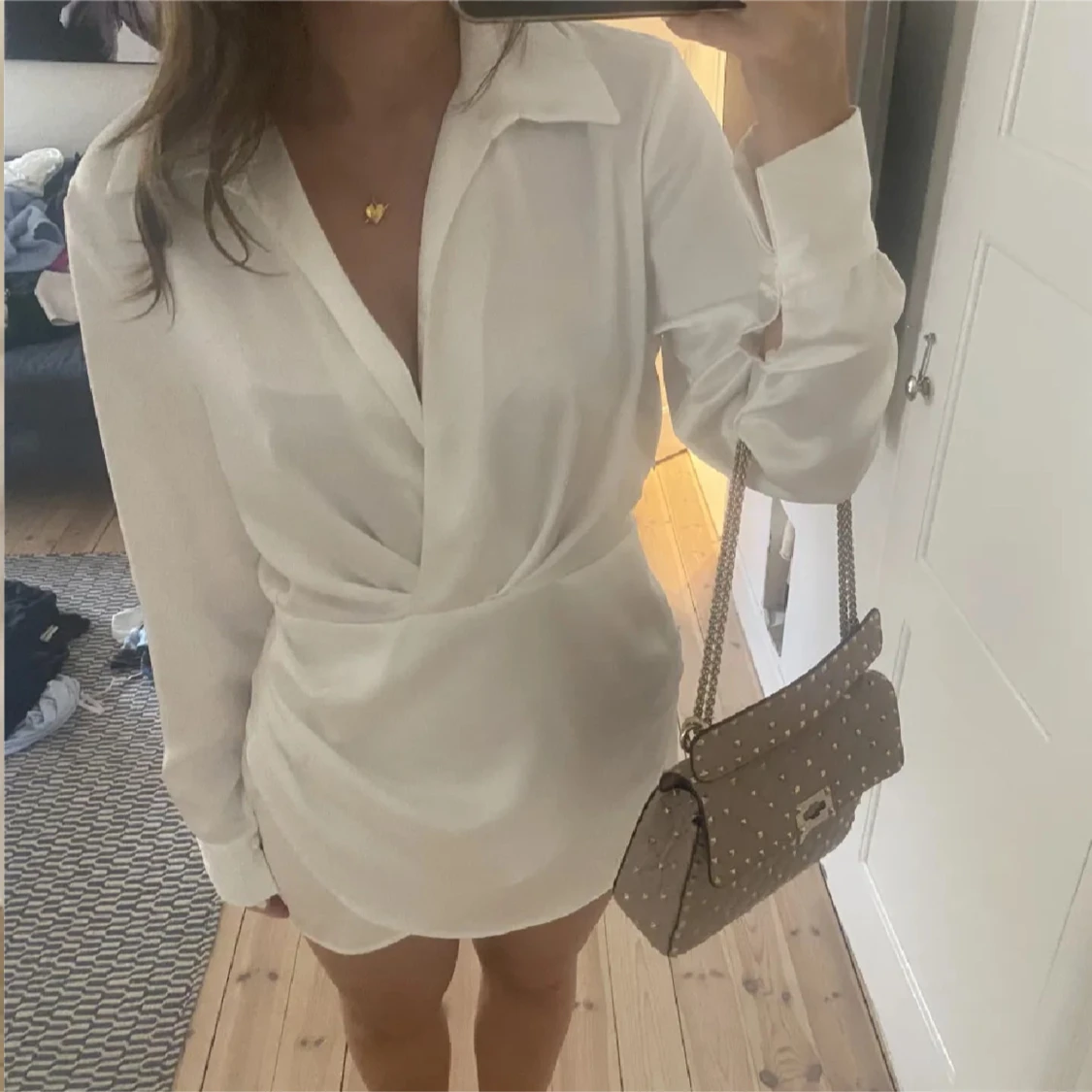 Vit omlottklänning i satinlook - 2