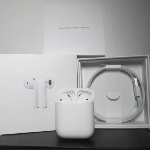 Apple AirPods (2nd Gen, 2019) – Bra skick - Säljer mina Apple AirPods (2nd Gen, 2019) i mycket bra skick – allt fungerar som det ska: ljud, mikrofon och laddning. Noggrant rengjorda och redo att användas direkt! 🎶  Ingår: AirPods (vänster + höger) Laddningsfodral Original Lightning-kabel Originalkartong & manualer
