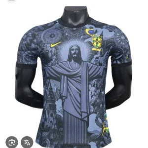 Brasil Nike fotbollströja med tryck - Snygg Brasilien fotbollströja från Nike med unikt grafiskt tryck av Kristusstatyn och detaljer i gult. Tröjan är mörkblå med korta ärmar och har Brasil-logga på bröstet. Perfekt för dig som vill sticka ut på match eller i vardagen.(det är tröjan på bild 2!) och den passar xs-m