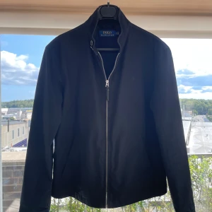 Ralph Lauren Höstjacka - Ralph Lauren- Twill Jacket  Pris: 999 kr  Nypris: ca 2800kr (2021/2022)❌  Stilren Twill Jacket ifrån Ralph Lauren i svart färg, perfekt till höstens varierande väder. Något äldre modell (ca 4-3 år) men inga skador eller större slitningar.  Info -Storlek: S, passar mindre M -Skick: 8/10 -Fraktas inom: 24 timmar -Frakt kostnad: 69-85 kr  Tveka inte på att slå en signal vid fler bilder, frågor eller köp.  MvH EP🔹