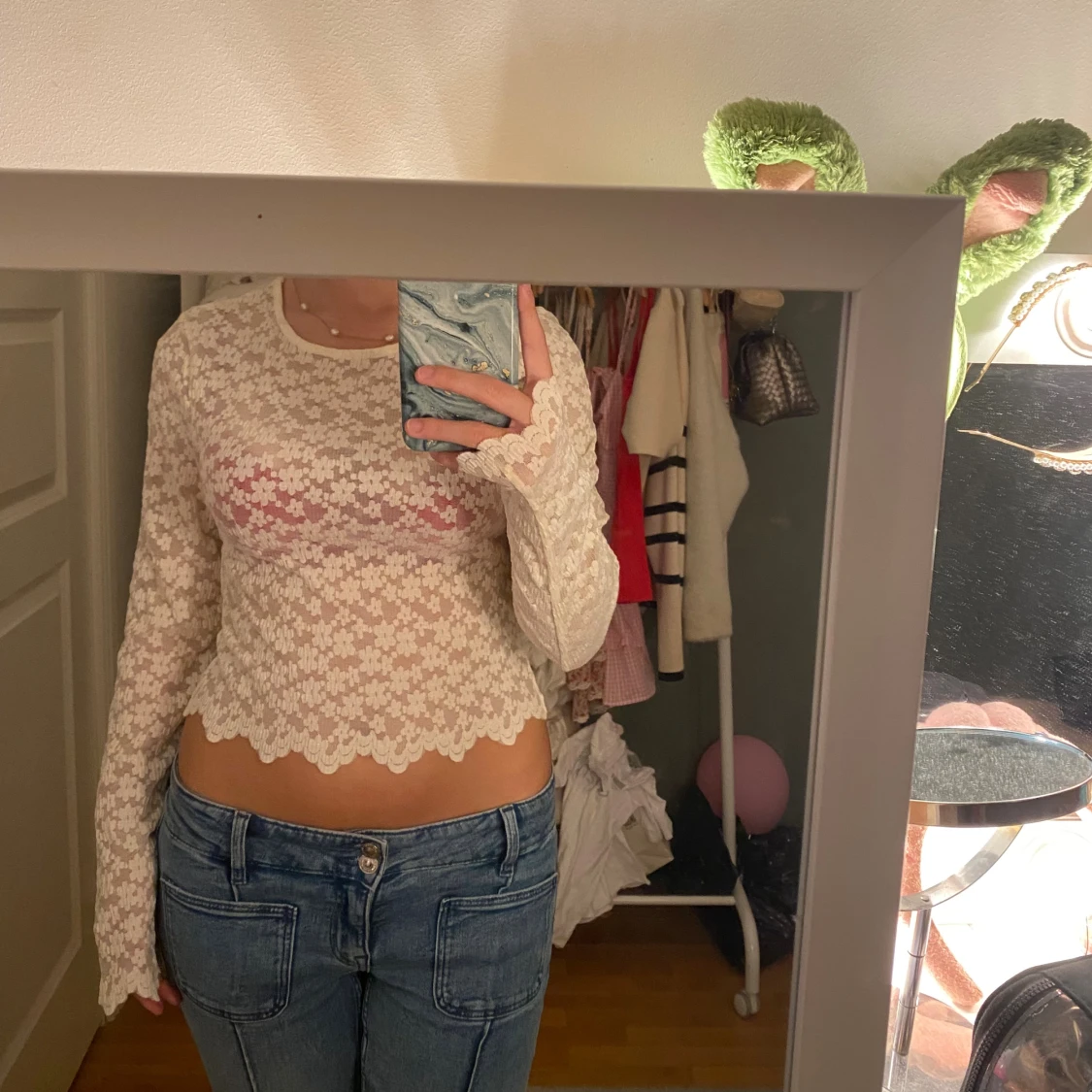 Vit blommig spetsblus med lång ärm - 1