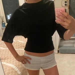 Svart topp med knyt i ryggen - Säljer denna svarta knyttröja från Nelly då den bara kommit till användning en gång!! Pris kan diskuteras!