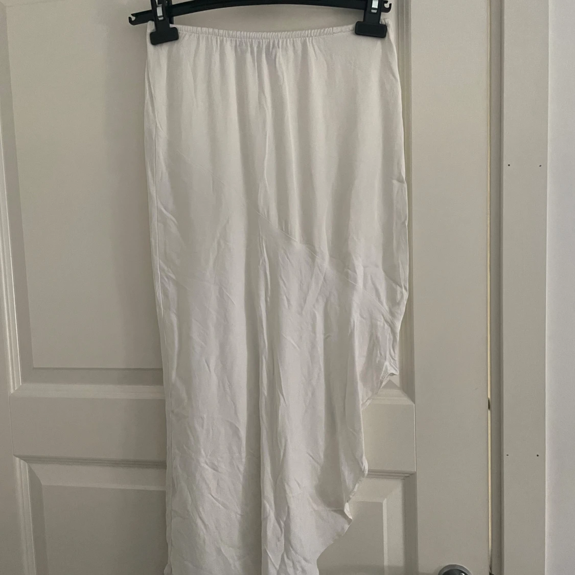 Vit långkjol med asymmetrisk slits