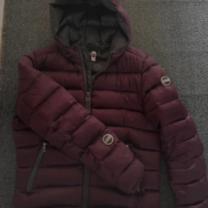 Vinröd pufferjacka från Colmar - Vinröd pufferjacka från Colmar. Köpt i Italien pga att det kommer stå 48 som storlek. Men det motsvarar ett svenskt M. Jackan är sparmsamg använd. Funkar bra som både höst och vinter jacka(kanske inte snöstorm). Om ni undrar nåt, skriv🤗🥰