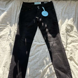  jeans  Jacob Cohën - Svarta jeans från Jacob Cohën med klassisk femficksdesign och diskret J-brodyr på myntfickan. Jeansen har skinny passform, silverfärgade detaljer och är tillverkade i mjukt denimtyg. Perfekta för dig som gillar stilrena och smala jeans.