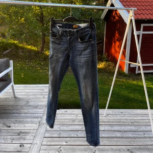 Jack & Jones slim gleen jeans - Säljer ett par klassiska jack & jobes jeans i blå tvätt med snyggt slitna detaljer. Slim fit passform och slim ben. Perfekta för dig som gillar en tidlös look med lite stil. 28/30 storlek.