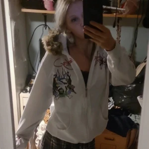 Ed hardy fluff kofta  - En ed hardy tröja I stl L men mer som M , Luva med lurv som är på sytt av mig men ser bra ut inga defekter är som ny annars bud går alltid bra ! Intressekoll