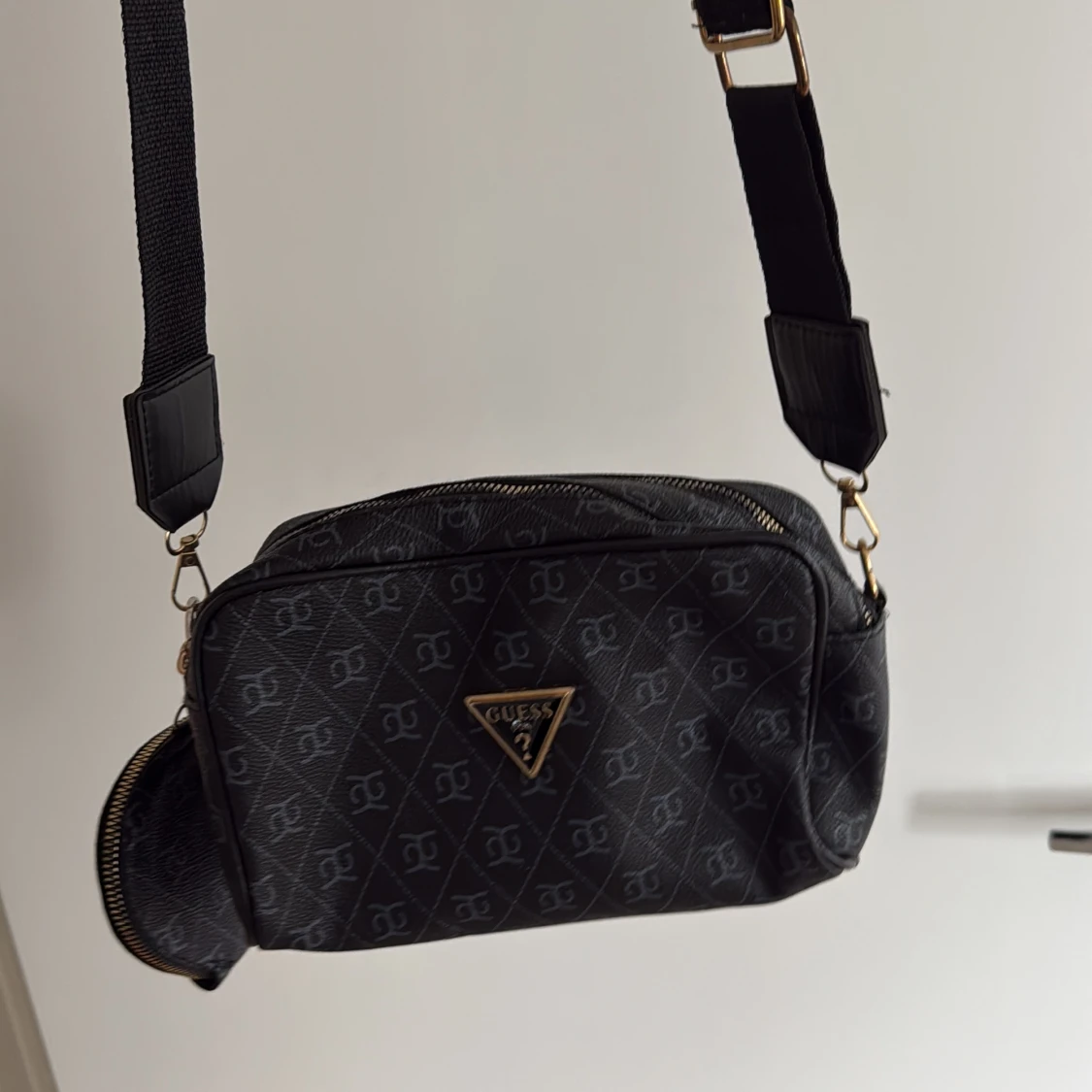 Svart axelväska från Guess med mönster - 2