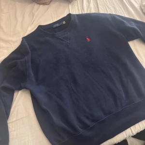 Ralph Lauren tröja - Säljer för använder den inte köpte den ganska nyss, knappt använd storlek S-M skulle jag säga, det står M men den sitter bra för mig som har S