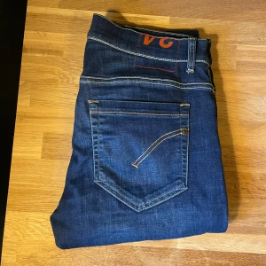 Dondup jeans - Säljer ett par feta Dondup jeans i modell George. Storlek W34, skick 9/10. Nypris 3000+, mitt pris 799kr! Skriv vid minsta fundering