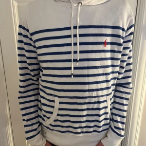 Ralph lauren hoodie  - Säljer denna tvär snygga  Ralph Lauren hoodie. Hoodien är i bra skick men har några små defekter som nopprorna på framsidan. Storlek M hör av er vid eventuella frågor!