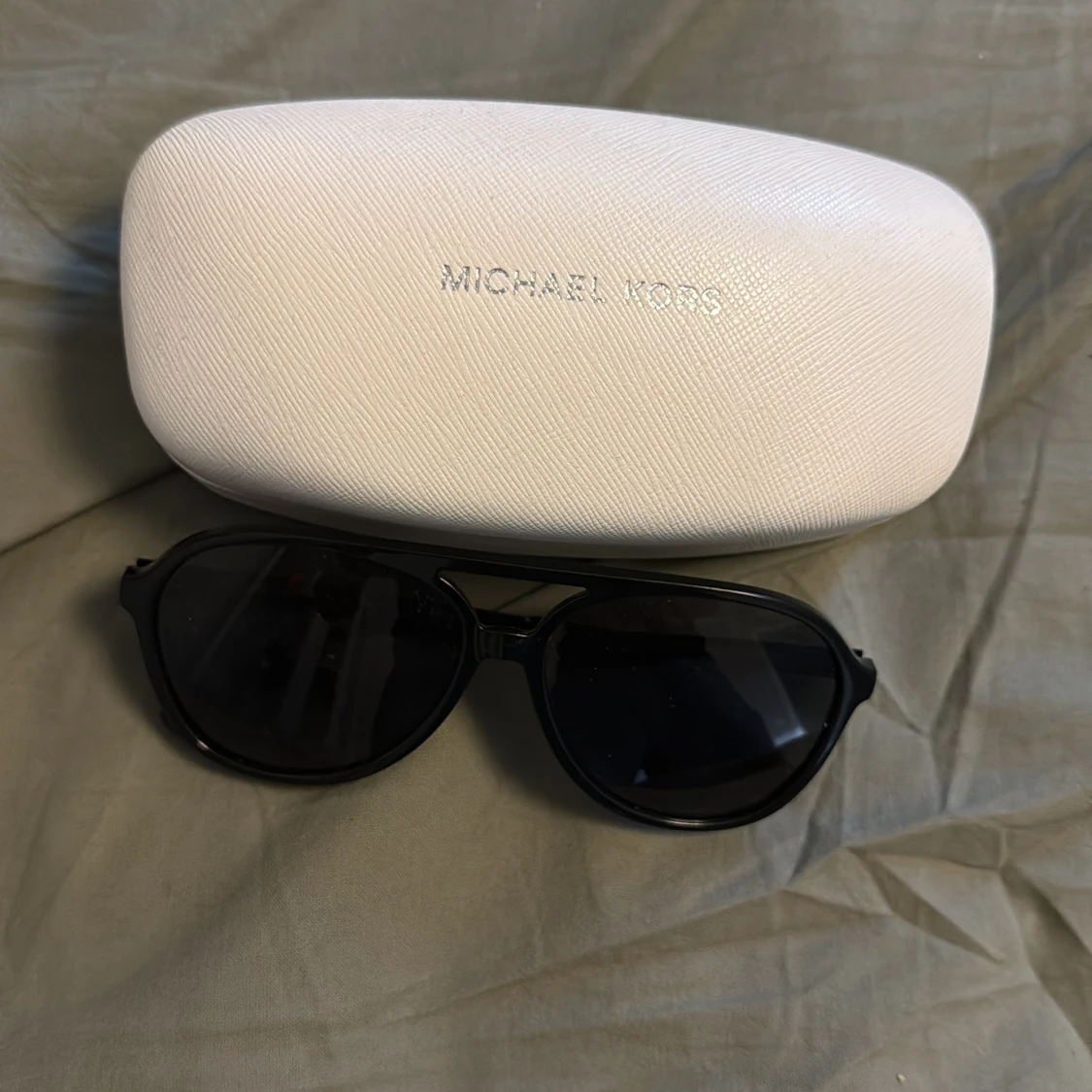 Svarta solglasögon Michael Kors