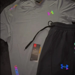 Grå underarmour reflective set och även svart. BÅDA SIZE M - Snygga grå och svarta reflective setfrån Under Armour med reflekterande logga och text.  och är gjorda i ett lätt och snabbtorkande material som passar perfekt för träning.