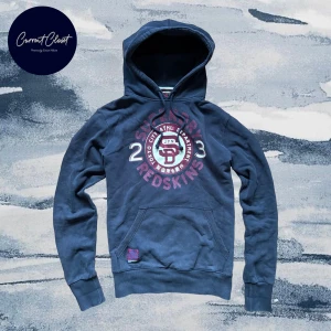 Blå hoodie från Superdry med tryck - Mörkblå hoodie från Superdry med stort tryck i rött och vitt framtill/ gul pga ljuset | Size M | Vintage och otroligt limiterad! 