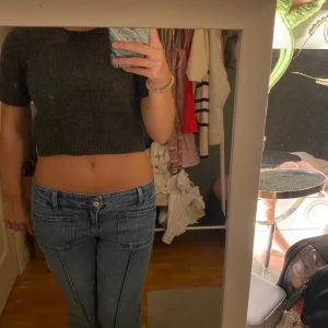 Mörkgrå stickad Zara - Säljer en mörkgrå croppad stickad tröja med korta ärmar och rund hals. 