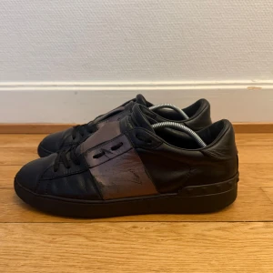 Valentino open sneakers  - Säljer nu dessa valentino skor | Storlek 41 | Använda men fortfarande fina | Kommer även med kvitto som intygar äktheten | Hör gärna av er vid frågor eller funderingar 