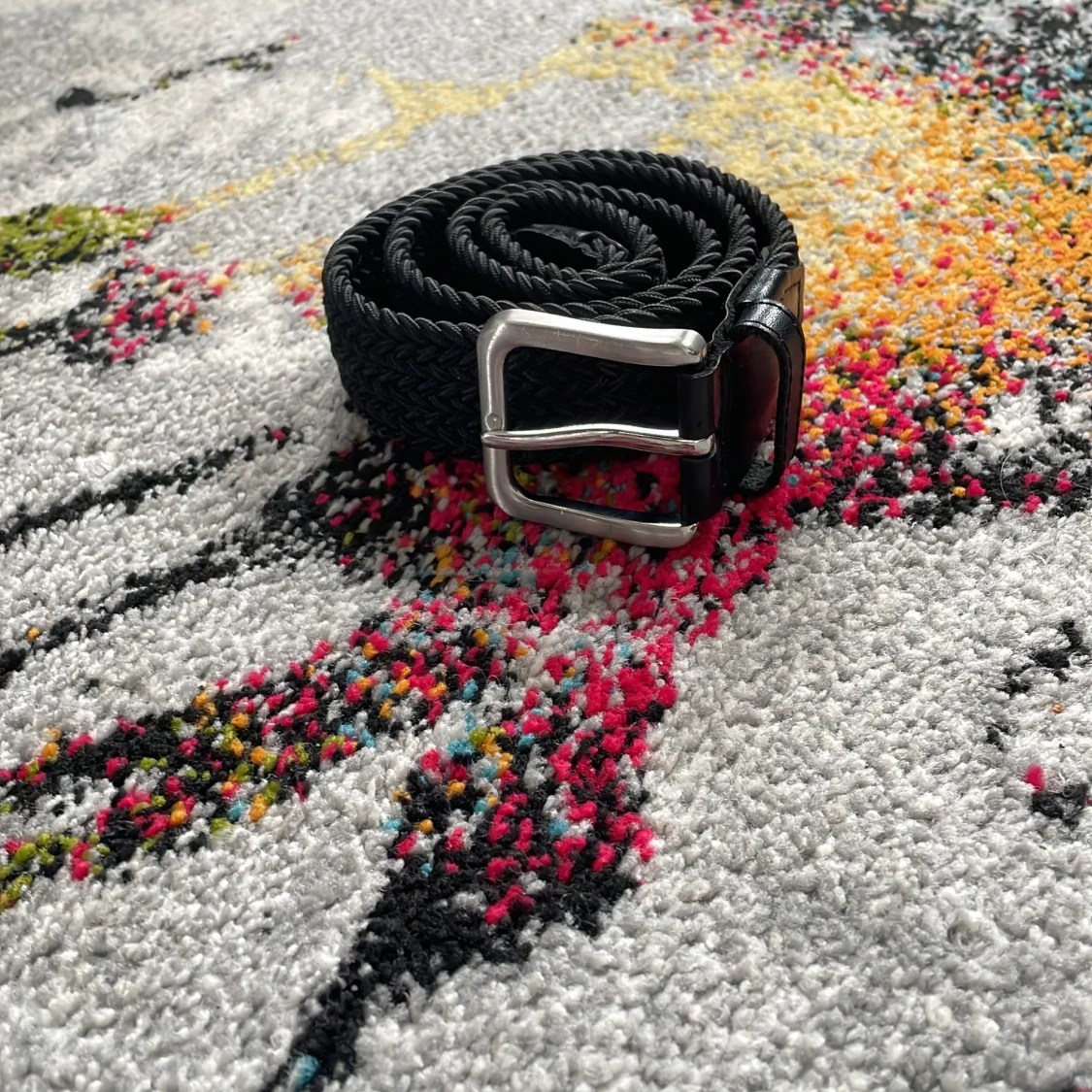 Svart flätat bälte