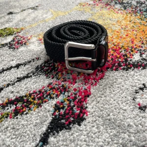 Svart flätat bälte  - Snyggt svart flätat bälte från Jack & Jones med silvrigt spänne och detaljer i skinn. Bältet har en klassisk rektangulär form på spännet och passar perfekt till jeans eller chinos. Flätad design ger en cool och modern vibe. Ny 250kr 