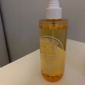 Sol de Janeiro Cheirosa 62 mist - Fräsch body mist från Sol de Janeiro, Cheirosa 62, med doft av pistage och saltad karamell. Flaskan är genomskinlig med gul-orange vätska och har en vit spraykork. Perfekt för dig som gillar söta och tropiska dofter.