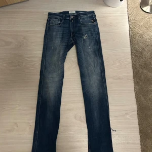 Replay jeans - Riktigt feta replay jeans, varit favorit jeansen sen jag köpte de. Säljer för 710 nypris 1750 Bara skriva om ni har funderingar🤩
