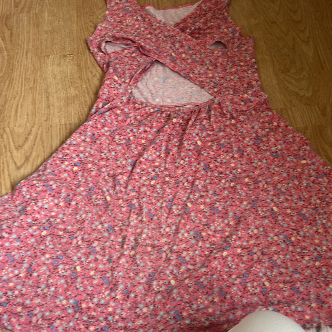 Rosa blommig klänning med öppen rygg - 1